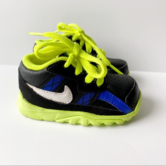 nike junior trainers size 4